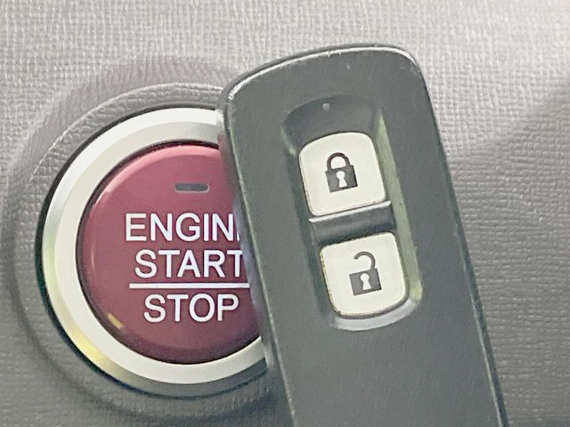 �yHonda�X�}�[�g�L�[�z�J�o����|�P�b�g�ɓ��ꂽ�܂܂ł��h�A�̎{���E�������\�ȃX�}�[�g�L�[�𑕔��B�G���W���̃I���E�I�t�����J�M�����o���K�v����������Ƃ��Ă��֗��ł���