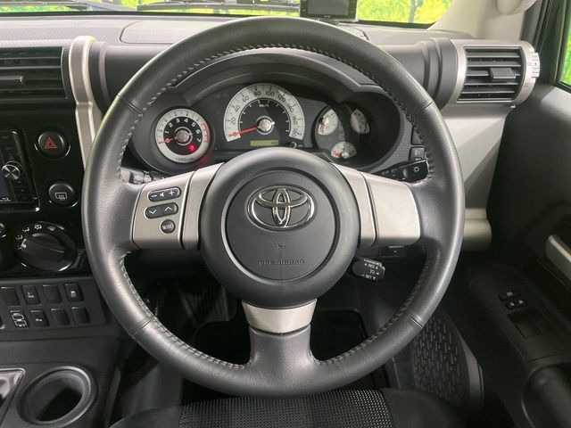 �C���e���A�ɍ��킹���f�U�C���̃X�e�A�����O�́A�^�]�������̂��Ƃ��l���A�^�]���₷���`��A�傫���ł��B�����x�A���ۂɐG���Ă��m���߂��������B