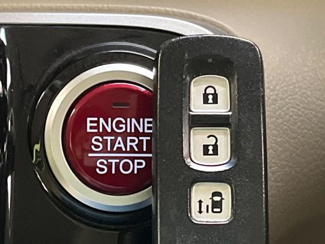 �yHonda�X�}�[�g�L�[�z�J�o����|�P�b�g�ɓ��ꂽ�܂܂ł��h�A�̎{���E�������\�ȃX�}�[�g�L�[�𑕔��B�G���W���̃I���E�I�t�����J�M�����o���K�v����������Ƃ��Ă��֗��ł���