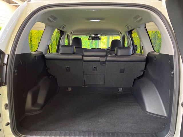 ���i�̂���������ʋ΁A���}���ɏ\���ȉ׎��X�y�[�X���m�ۂ��Ă���܂��B�Z�J���h�V�[�g��|���ƁA�傫�ȉו��̐ύڂ��\�ł���