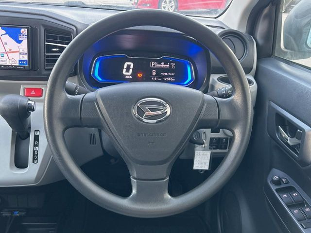 �C���e���A�ɍ��킹���f�U�C���̃X�e�A�����O�́A�^�]�������̂��Ƃ��l���A�^�]���₷���`��A�傫���ł��B�����x�A���ۂɐG���Ă��m���߂��������B