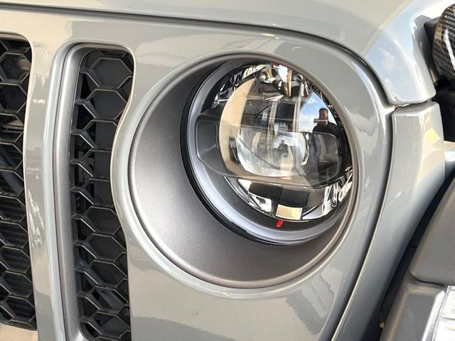 ��LED�w�b�h���C�g:������LED�w�b�h���C�g�ŁA���S�^�]���x����ǍD�Ȏ��E��!