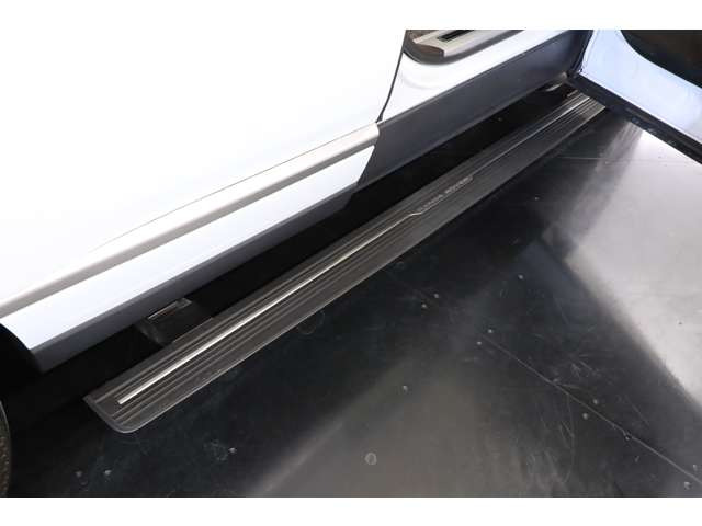 �f�t���C�����T�C�h�X�e�b�v�����ڂ���A�^�]�ȏ���Ȃ̏��~�肾���łȂ��A�㕔���Ȃ̏��~����y�ɂ��Ă���܂��B���q�l�₲����̕��ł��s�ւȂ����~�肪�\�ł��B