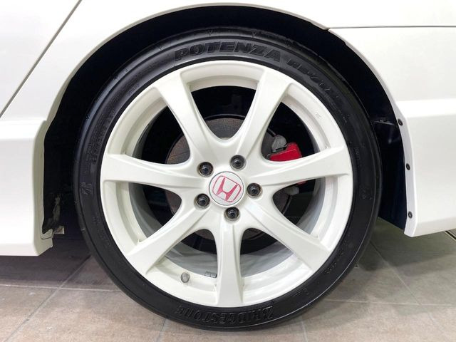 �y����18�C���`�A���~�z�C�[���z�O�ςɃ}�b�`���������A���~�z�C�[���𑕒����Ă���܂��B�e��ЊO�A���~�z�C�[����A�X�^�b�h���X�^�C�����戵�����Ă���܂��B���񂲑��k����������