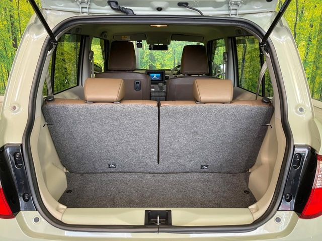 ���i�̂���������ʋ΁A���}���ɏ\���ȉ׎��X�y�[�X���m�ۂ��Ă���܂��B�Z�J���h�V�[�g��|���ƁA�傫�ȉו��̐ύڂ��\�ł���