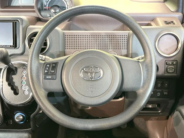 �C���e���A�ɍ��킹���f�U�C���̃X�e�A�����O�́A�^�]�������̂��Ƃ��l���A�^�]���₷���`��A�傫���ł��B�����x�A���ۂɐG���Ă��m���߂��������B