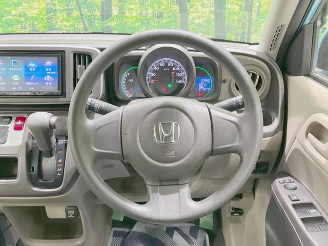 �C���e���A�ɍ��킹���f�U�C���̃X�e�A�����O�́A�^�]�������̂��Ƃ��l���A�^�]���₷���`��A�傫���ł��B�����x�A���ۂɐG���Ă��m���߂��������B