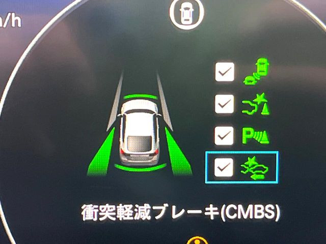 �y�z���_�Z���V���O�z���s���ɑO���̎ԗ�����F�����A�Փ˂������Ȏ��͌x��ƃu���[�L�ŏՓˉ���Ɣ�Q�y�����A�V�X�g�B�����S�Ƀh���C�u�����y���݂��������܂��B