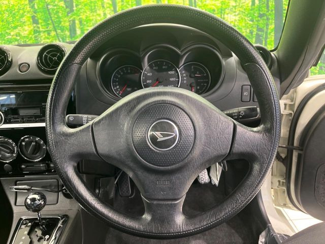 �C���e���A�ɍ��킹���f�U�C���̃X�e�A�����O�́A�^�]�������̂��Ƃ��l���A�^�]���₷���`��A�傫���ł��B�����x�A���ۂɐG���Ă��m���߂��������B