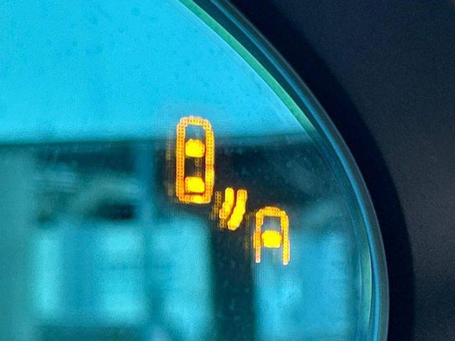 �y�u���C���h�X�|�b�g���j�^�����O�z���s���A�h�A�~���[�̎��p�ɂȂ�₷���ӏ��Ɍ㑱�Ԃ��ڋ߂���ƃT�C�h�~���[�t�߂Ɍx����\���A�h���C�o�[�ɒ��ӊ��N�����Ă���܂��B