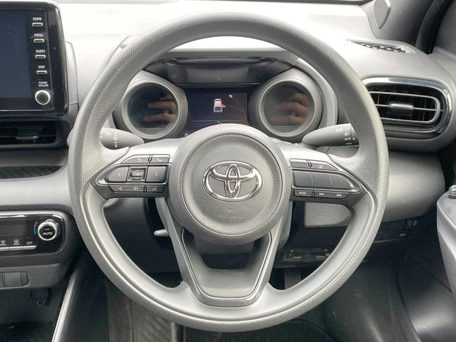 �C���e���A�ɍ��킹���f�U�C���̃X�e�A�����O�́A�^�]�������̂��Ƃ��l���A�^�]���₷���`��A�傫���ł��B�����x�A���ۂɐG���Ă��m���߂��������B