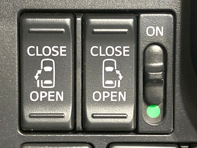 【両側パワースライドドア】スマートキーや運転席のスイッチで後席両側スライドドアの開閉が可能♪電動だから力を入れてドアを開ける必要が無く、小さなお子様でも簡単に開け閉めでき快適です♪