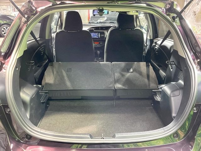 ���i�̂���������ʋ΁A���}���ɏ\���ȉ׎��X�y�[�X���m�ۂ��Ă���܂��B�Z�J���h�V�[�g��|���ƁA�傫�ȉו��̐ύڂ��\�ł���