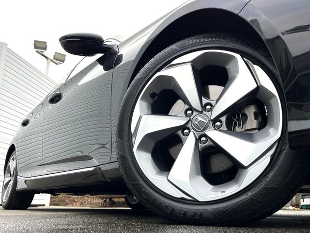 �y����18�C���`�A���~�z�C�[���z�O�ςɃ}�b�`���������A���~�z�C�[���𑕒����Ă���܂��B�e��ЊO�A���~�z�C�[����A�X�^�b�h���X�^�C�����戵�����Ă���܂��B���񂲑��k����������