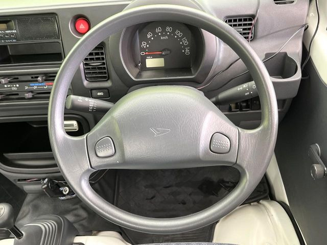 �C���e���A�ɍ��킹���f�U�C���̃X�e�A�����O�́A�^�]�������̂��Ƃ��l���A�^�]���₷���`��A�傫���ł��B�����x�A���ۂɐG���Ă��m���߂��������B