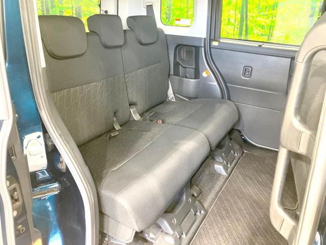 広々とした2列目シートは居住性が高く、居心地も快適!友達や家族とのお出かけにぴったりです。ベビーシートやチャイルドシート使用時も快適にお過ごしいただける十分な空間を確保しています。