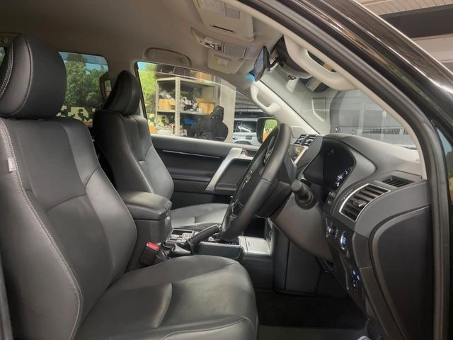 【黒革シート】上質な本革を使用し、高級感あふれる黒革シート。常に体に触れる部分だから、座り心地の良さにはこだわりたいですね♪汚れの付着や劣化を抑制する内装コーティング施工もおススメですよ♪