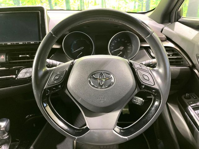 �C���e���A�ɍ��킹���f�U�C���̃X�e�A�����O�́A�^�]�������̂��Ƃ��l���A�^�]���₷���`��A�傫���ł��B�����x�A���ۂɐG���Ă��m���߂��������B