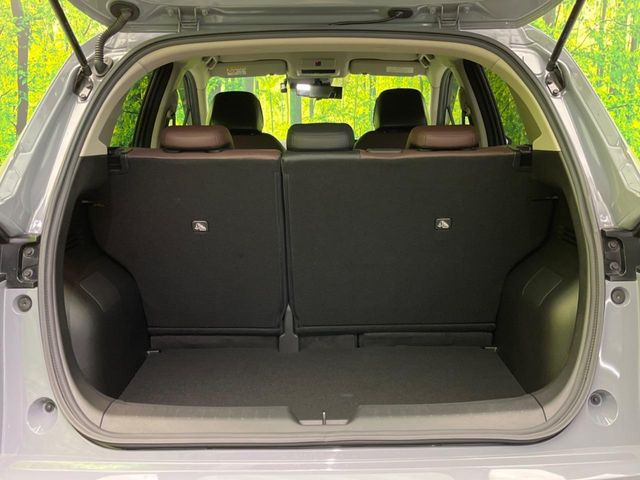 ���i�̂���������ʋ΁A���}���ɏ\���ȉ׎��X�y�[�X���m�ۂ��Ă���܂��B�Z�J���h�V�[�g��|���ƁA�傫�ȉו��̐ύڂ��\�ł���