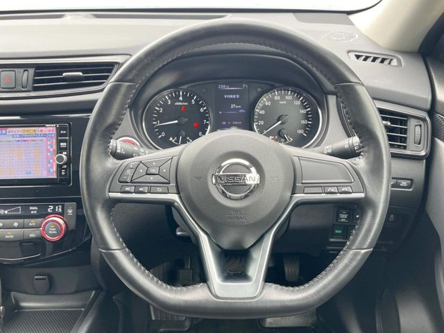 �C���e���A�ɍ��킹���f�U�C���̃X�e�A�����O�́A�^�]�������̂��Ƃ��l���A�^�]���₷���`��A�傫���ł��B�����x�A���ۂɐG���Ă��m���߂��������B