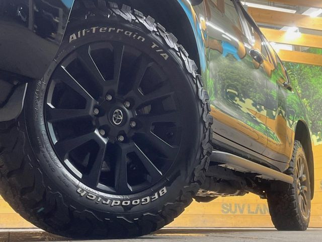 【グレード専用純正18インチアルミホイール】デザイン性の高い純正アルミホイールを装着しております。各種社外アルミホイールや、スタッドレスタイヤも取扱いしております。是非ご相談ください♪