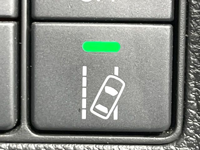 【車線維持支援システム】高速道路走行時、車線からはみ出しそうな時にステアリングを制御。より安心・安全な運転をサポートしてくれます!