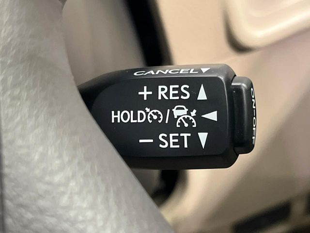 【レーダークルーズコントロール】高速道路での長距離走行が楽に!!自動で速度を保つクルーズコントロールが、衝突軽減システムと連携し、前方の車両を感知して車間を保つように速度調節してくれます!!