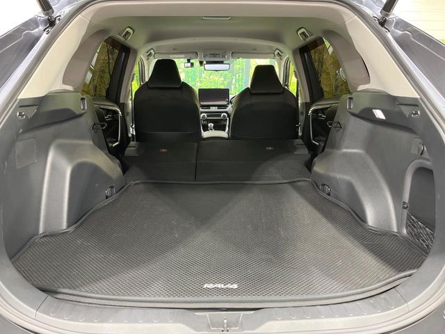 ラゲッジルームは、大容量のスペースを確保。普段のお買い物からレジャーまで、幅広く活躍してくれます!また、リアシートを倒すことでバリエーション豊かにお使いいただけます。