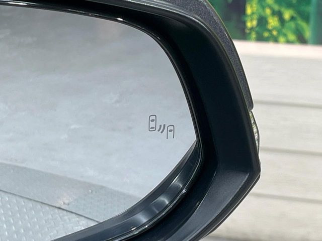 【ブラインドスポットモニター】走行中、ドアミラーの死角になりやすい箇所に後続車が接近するとサイドミラーのレンズに警告を表示!ドライバーに注意喚起をしてくれます。