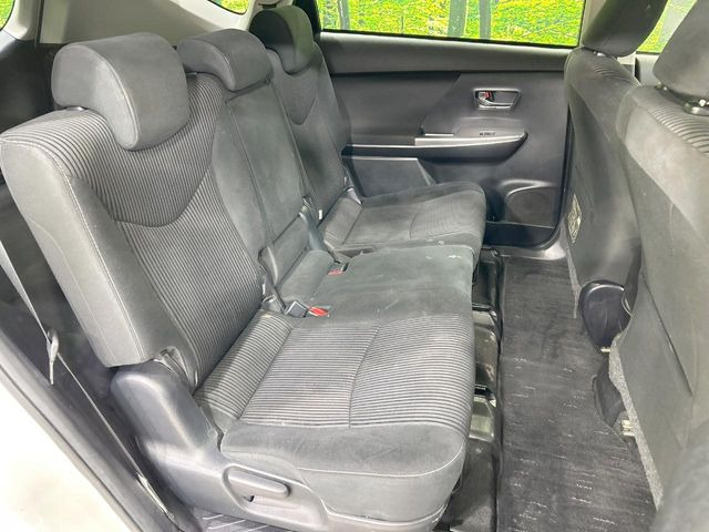 広々とした2列目シートは居住性が高く、居心地も快適!友達や家族とのお出かけにぴったりです。ベビーシートやチャイルドシート使用時も快適にお過ごしいただける十分な空間を確保しています。