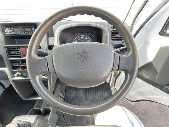 �C���e���A�ɍ��킹���f�U�C���̃X�e�A�����O�́A�^�]�������̂��Ƃ��l���A�^�]���₷���`��A�傫���ł��B�����x�A���ۂɐG���Ă��m���߂��������B