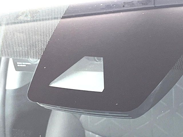 【プリクラッシュセーフティ】前方の車両等を検知し、衝突しそうな時は警報で注意を促し、ブレーキを踏む力をサポート。ブレーキを踏めなかった場合は衝突被害軽減ブレーキが作動、衝突回避をサポートします。