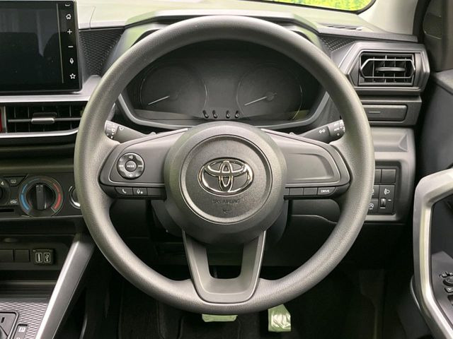 �C���e���A�ɍ��킹���f�U�C���̃X�e�A�����O�́A�^�]�������̂��Ƃ��l���A�^�]���₷���`��A�傫���ł��B�����x�A���ۂɐG���Ă��m���߂��������B