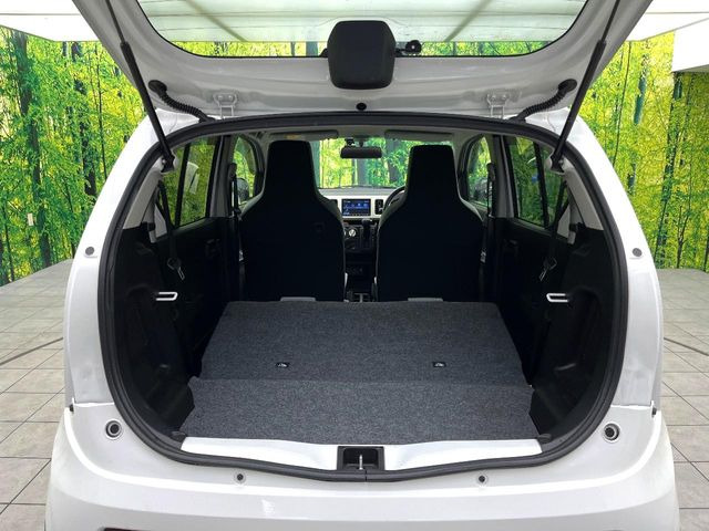 ���i�̂���������ʋ΁A���}���ɏ\���ȉ׎��X�y�[�X���m�ۂ��Ă���܂��B�Z�J���h�V�[�g��|���ƁA�傫�ȉו��̐ύڂ��\�ł���