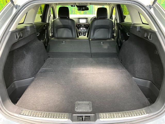 ���i�̂���������ʋ΁A���}���ɏ\���ȉ׎��X�y�[�X���m�ۂ��Ă���܂��B�Z�J���h�V�[�g��|���ƁA�傫�ȉו��̐ύڂ��\�ł���