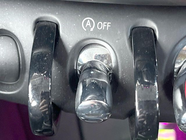 ���A�C�h�����O�X�g�b�v:�ԐM����a�؂Œ�Ԃ����ۂɃG���W�����~���A���ʂȔR���̏����}���܂��B�R��������ی�ɂȂ���@�\��G���W���̓u���[�L�𗣂��΍Ďn�����܂��B