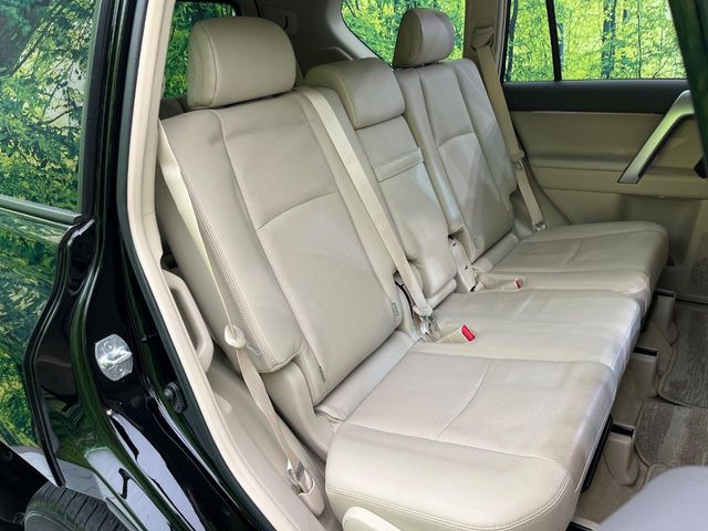 後部座席も気になるようなキズ・汚れやへたり等、大きなダメージはなく、良好な状態です。