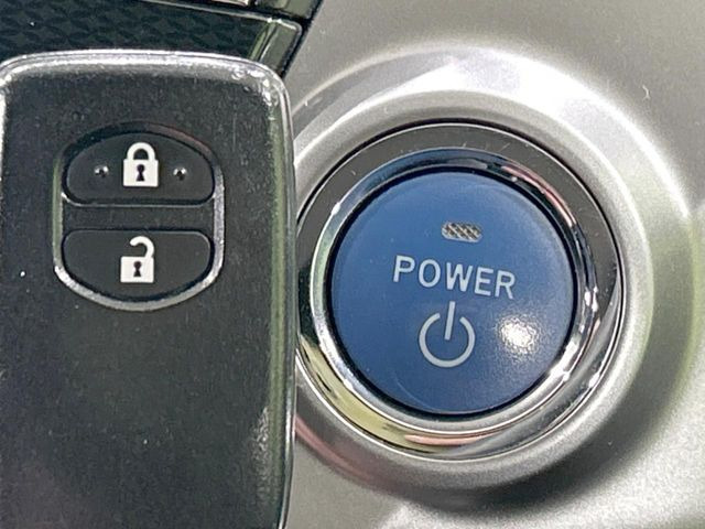 【スマートキー】カバンやポケットに入れたままでもドアの施錠・解錠が可能なスマートキーを装備。エンジンのオン・オフ時もカギを取り出す必要が無いからとっても便利です♪