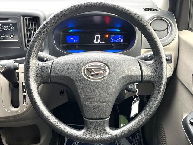 �C���e���A�ɍ��킹���f�U�C���̃X�e�A�����O�́A�^�]�������̂��Ƃ��l���A�^�]���₷���`��A�傫���ł��B�����x�A���ۂɐG���Ă��m���߂��������B