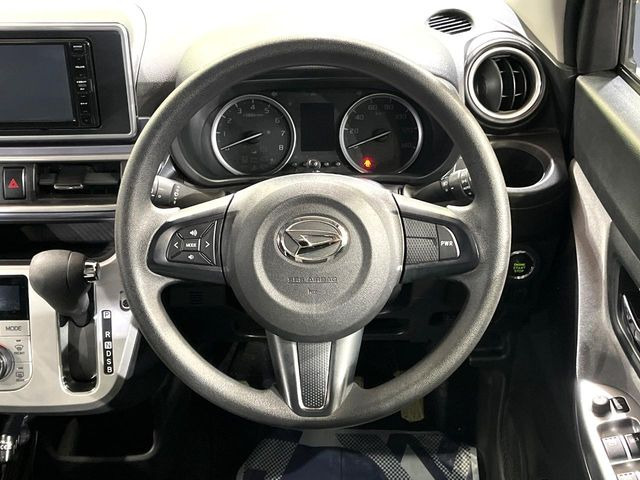 �C���e���A�ɍ��킹���f�U�C���̃X�e�A�����O�́A�^�]�������̂��Ƃ��l���A�^�]���₷���`��A�傫���ł��B�����x�A���ۂɐG���Ă��m���߂��������B