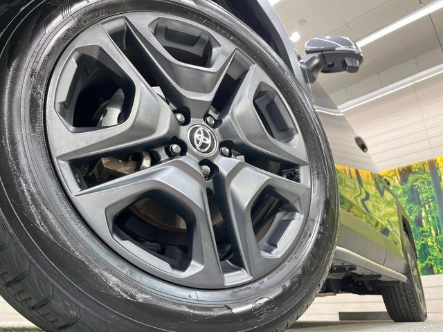 【純正アルミホイール】デザイン性の高い純正アルミホイールを装着しております。各種社外アルミホイールや、スタッドレスタイヤも取扱いしております。是非ご相談ください♪