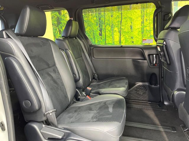 二列目中央はウォークスルーとなっております。二列目と三列目の移動や乗り降りがとっても楽になるので、乗り降りの際もストレスを感じることはありません♪