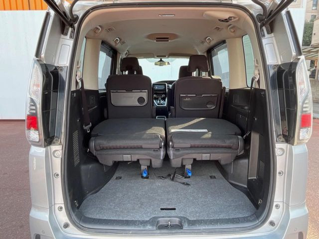 ���i�̂���������ʋ΁A���}���ɏ\���ȉ׎��X�y�[�X���m�ۂ��Ă���܂��B�Z�J���h�V�[�g��|���ƁA�傫�ȉו��̐ύڂ��\�ł���