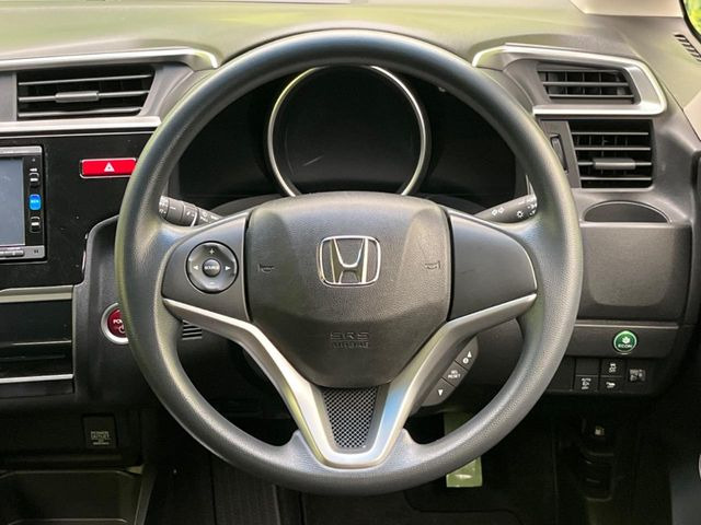 �C���e���A�ɍ��킹���f�U�C���̃X�e�A�����O�́A�^�]�������̂��Ƃ��l���A�^�]���₷���`��A�傫���ł��B�����x�A���ۂɐG���Ă��m���߂��������B