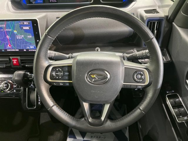 �C���e���A�ɍ��킹���f�U�C���̃X�e�A�����O�́A�^�]�������̂��Ƃ��l���A�^�]���₷���`��A�傫���ł��B�����x�A���ۂɐG���Ă��m���߂��������B