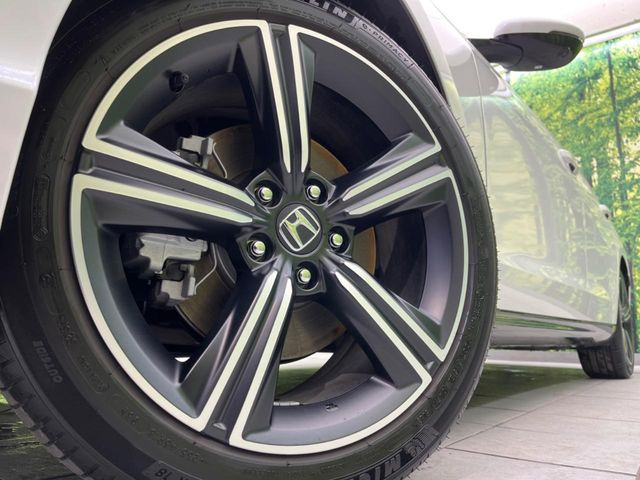 �y����18�C���`�A���~�z�C�[���z�O�ςɃ}�b�`���������A���~�z�C�[���𑕒����Ă���܂��B�e��ЊO�A���~�z�C�[����A�X�^�b�h���X�^�C�����戵�����Ă���܂��B���񂲑��k����������