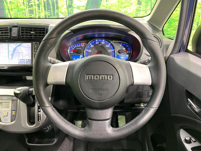 �C���e���A�ɍ��킹���f�U�C���̃X�e�A�����O�́A�^�]�������̂��Ƃ��l���A�^�]���₷���`��A�傫���ł��B�����x�A���ۂɐG���Ă��m���߂��������B