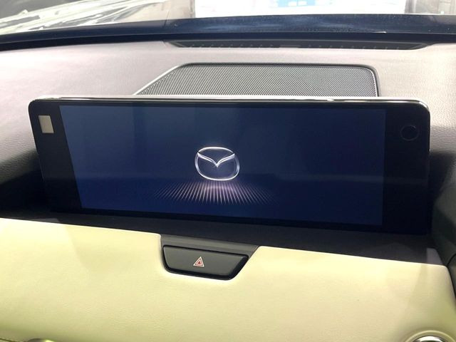 【メーカー12インチ純正ナビ】インテリアに溶け込むスタイリッシュな「専用設計」メーカーナビを装備♪視認性や操作性など基本性能にも優れ、より上質なカーライフをお楽しみいただけます。