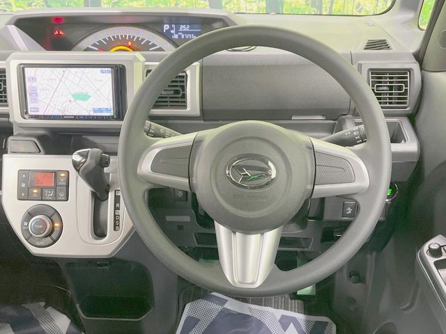 �C���e���A�ɍ��킹���f�U�C���̃X�e�A�����O�́A�^�]�������̂��Ƃ��l���A�^�]���₷���`��A�傫���ł��B�����x�A���ۂɐG���Ă��m���߂��������B