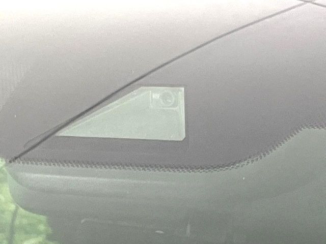 【トヨタセーフティセンス】走行中に前方の車両等を認識し、衝突しそうな時は警報とブレーキで衝突回避と被害軽減をアシスト。より安全にドライブをお楽しみいただけます。